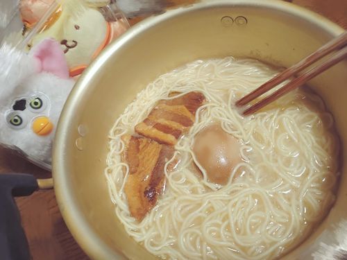 今日のお昼ご飯‼️
贅沢にチャーシューと煮卵も
のせちゃいました😽😽
