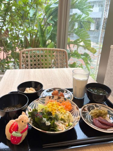 あさごはんなう🥗
紫色のいももち みたいなのがすごくおいしい…！！
あとジーマミー豆腐も大好き！
海藻もいっぱいで、おなか健康の予感🥳