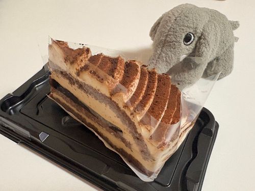 ケーキもらった〜！🤩✨ヤマザキのコーヒーケーキで、中にコーヒーゼリーが挟まってて、天才的においしいとかいぬしは思いました…☕️🍰