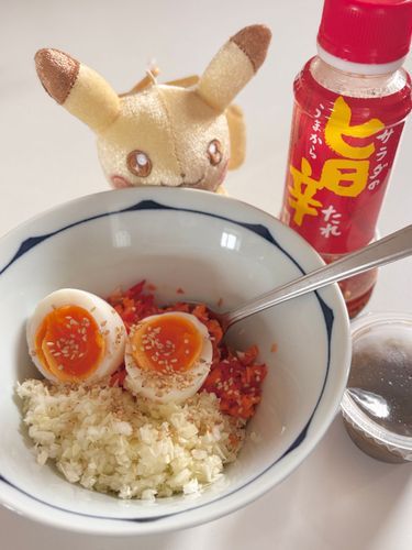 今日のサラダはキャベツ辛み大根にんじんパプリカ🥗たまご！もずく！