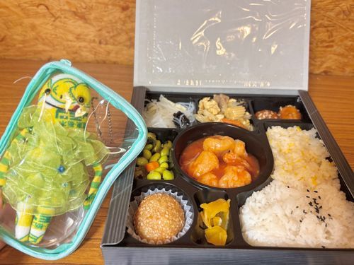 中華のおべんとうをいただきました🍱
左上の白いのがおいしかった！！😍
