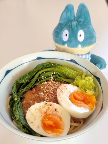 担々麺(パスタ🍝)
夜の八百屋さんパトロールをしていたら、9株で100円という激安ミニチンゲンサイを手に入れたよ🤩✨
冷蔵庫にチンゲンサイいっぱい🥬
担々麺のタレはかけるだけの便利なやつ🙏✨
おいしかった😋