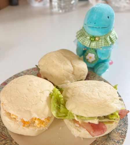 お友達が白くて丸い可愛いパンをくださったのでサンドイッチ🥯にしてみた😚🌻しっとりもちもちおいしい！！