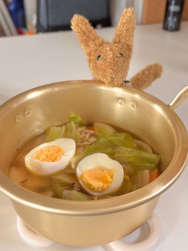 11時にこの野菜スープを食べたんだけど今もうおなかペコペコで、カントリーマアム2つとチョコパイを1つ食べました🕺💦🍪