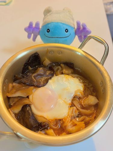 キムチ海鮮鍋のもりおか冷麺(HOT)🍲
大量のきくらげとしいたけとキャベツを入れましたよ！
