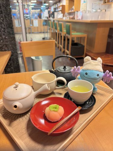 静岡でお茶を堪能しています🍵✨😙
黄身あんの上生菓子セット🍑
お茶おかわりして6杯も飲んだ！ちゃぽん
おいしかったーー！！！🥰