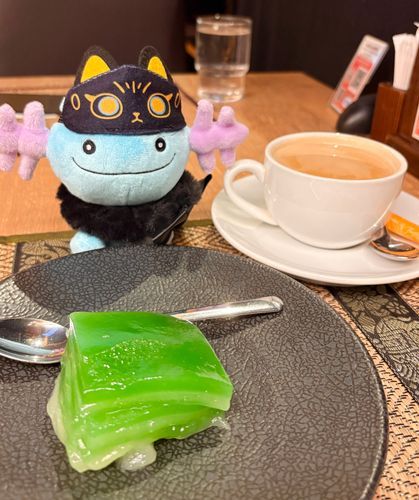 見てこれ〜🥳
緑のポヨポヨ！タイ風ココナッツプリン！
ひんやりスイーツかと思って食べたら、まさかの熱い❤️‍🔥😊
激甘のおっきなタピオカって感じだったよ✨もっっちもち！
