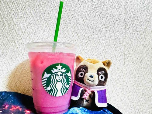久しぶりのスタバ🩷
パッションティーにホワイトモカのカスタムティーだよシロくん