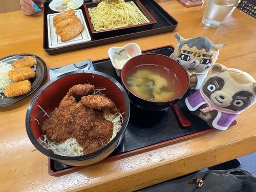 ソースカツ丼食べに行きました〜！
オーくんシロくんと一緒🐱🦝