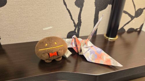 今晩はビジネスホテルでお泊まり！
お部屋に飾られてる折り鶴と