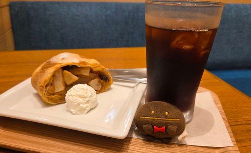 アップルシュトゥルーデルというお菓子をいただきました。
シュトゥルーデルはうずまきという意味なんだって🌀