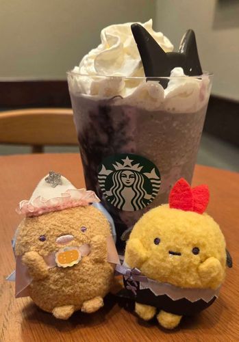 ブラックベリーヨーグルトフラペチーノ黒耳ver.
黒耳チョコレートが可愛いね！
