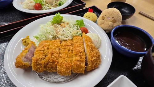 とんかつ定食🐷
はしっこも残さず食べたよ！