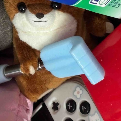 ん…なにか握りしめてる?!