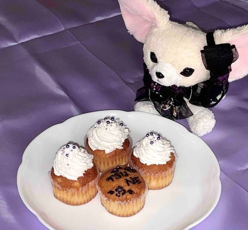 であっていちねんきねんび　のやつだからこれたべた　おしゃれおねえさんケーキ　ふーーん