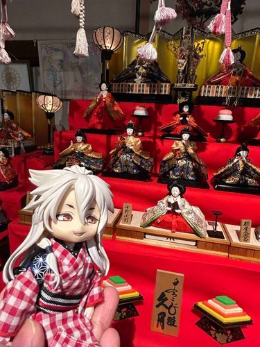 その前には雛人形を見物に神社へと。
右大臣左大臣が有名な歌人と入れ替えられた段飾りがございました。