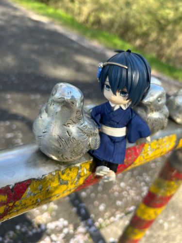 おぉよしよし。
主よ、この雀は人懐っこいなぁ。