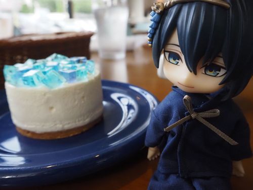 引き続き、主は写真の練習中だな。
これは俺がもでるをつとめた写真だ。
主が前から食べたがっていた喫茶ビジュウの名物、あじさいチーズケーキだ。