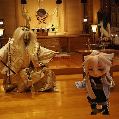 昨日、竹駒神社の本殿で能の小鍛冶を観る機会を賜りました。
こちら、化生の狐、わたくし、そしてわたくしでございます。
わたくしは撮影の間留守居を仰せつかった為に、今回は「すてっかー」なる機能にて参加致しました。
稲荷神社の本殿にて小狐丸の打たれるという趣向にぬしさまは言葉を失っておいででした。
