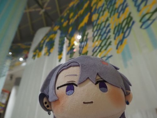 頭、頭上を魚が泳いでいます。最上川のようですね。
