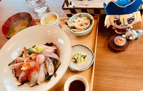 お昼は海鮮丼だ！