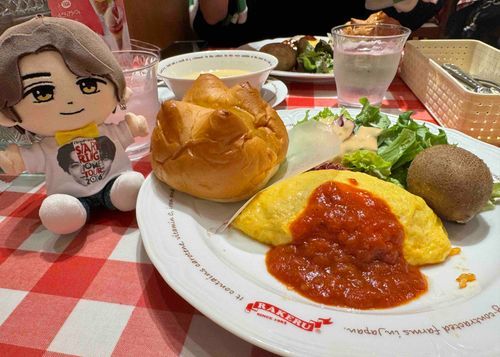 おれのちょうネクタイと、おなじいろ♪