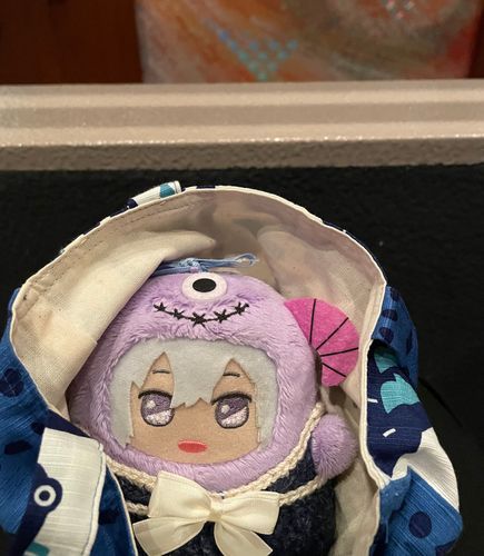モンそーちゃん「卒業式、早く着きすぎましたね。誰かきたらすぐかばんに入りますね」