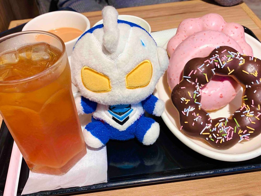 やぬしと、ご友人のドーナツ・パーティにオジャマさせていただきました!ドーナツの数が、ひー、ふー、みー……。やぬしと、ご友人と、ふわの分ですな?ではふわは、ストロベリーなポンデリングをいただきますね……ダメ?なにゆえ?(ふわぜっと)