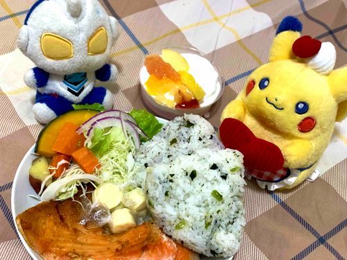 おお！クリスマスのご馳走でございますなぁ！ケーキにサラダにおにぎりに……しゃけ？クリスマスにはシャケを食え？なんのことでございますか？(ふわぜっと)