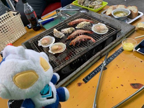 やぬしのご友人お二人と、カキ小屋でございます！……カキ、あんまり乗ってないですな？さては魚貝類小屋ですかな？(ふわぜっと)