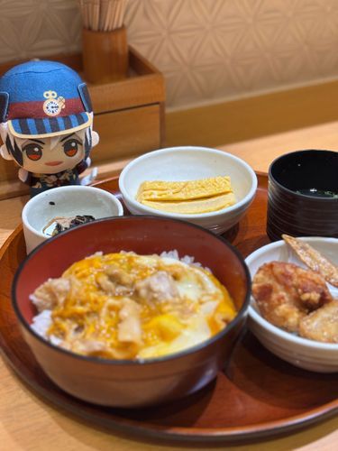 鳥開総本家のコラボメニュー🐔
親子丼の卵はトロトロ、手羽先はスパイシー、スープも鳥の出汁がしてとっても美味しかったね😋
