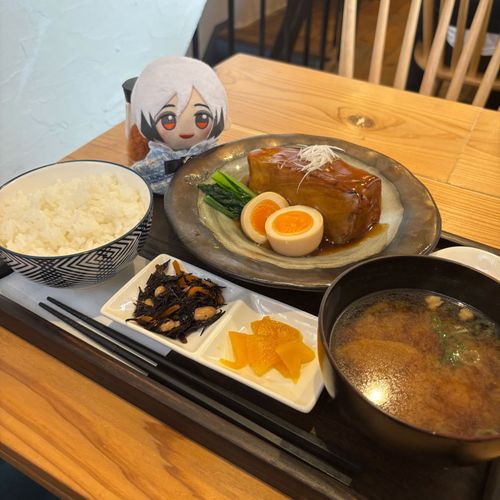 1週間のご褒美に1本丸々の角煮定食！
でかいお肉にかぶりつけるの幸せだった🥲