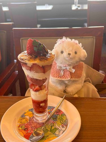 ロイヤルホストでいちごパフェ🍓⸝⸝꙳

ちょうどピンクコーデでピッタリだったよ*.+゜

