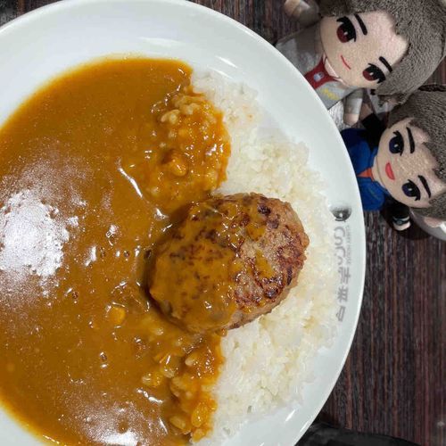 今日はハンバーグカレーだってよ❗️🍅💫