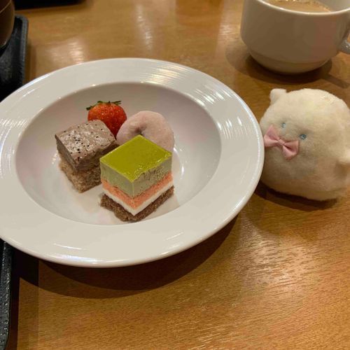 バイキング、ぱけちサイズのケーキをはっけん。
