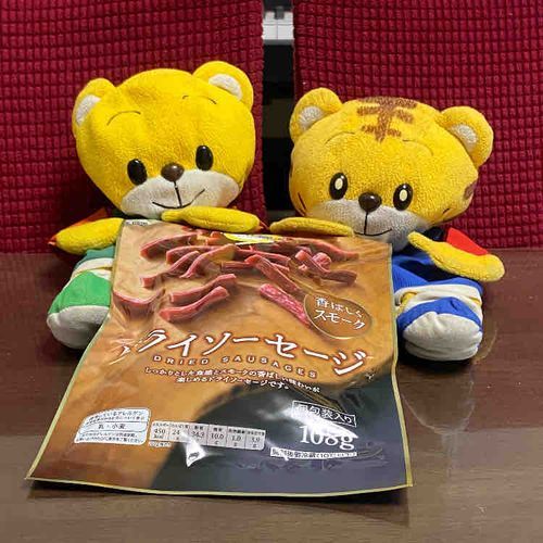 しまじろう、お誕生日おめでとう！！(昨日)🥳
5才になったね！
プレゼントに、好物のカルパス(？)をあげたよ！