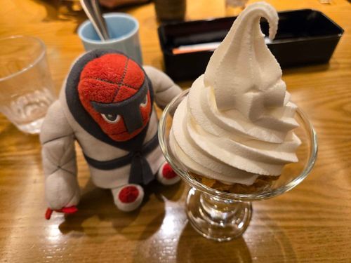 トレーナーは　たびさきでよく　ソフトクリームをたべる
これは　すくもに　いったときだな　おいしかったな