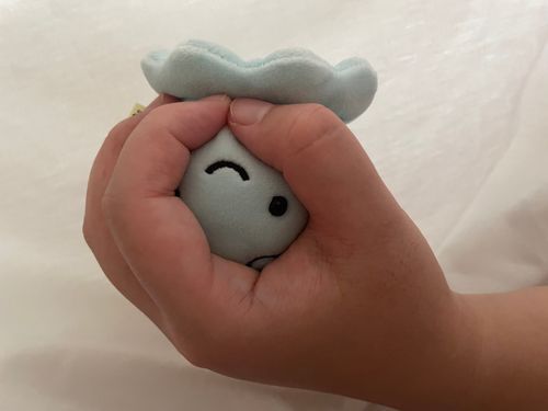 おとなしくしろって
にぎられちゃった…

これはこれでありかも…！