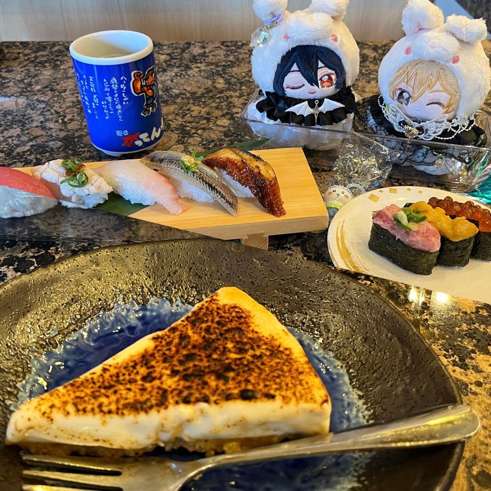 寿司🍣
🥞ちいかわの映画を観た後にお寿司?
🍅本当はココイチに行くつもりだったんじゃが大人の事情でのう…寿司に罪はないぞい
🥞がってん寿司はネタが大きくていいよね!
🍅うむ、デザートの炙りチーズケーキも絶品だったのう