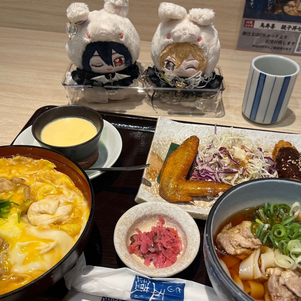 名古屋メシ🐓
🍅今日は名古屋に来ておるぞい
🥞名古屋コーチンの親子丼、手羽先の唐揚げ、みそ串カツ、きしめん、プリン…THE 名古屋メシを満喫できて良かったね
🍅うむ、店員さんの対応も良くてぬい主の嬢ちゃんも大満足のようじゃな
