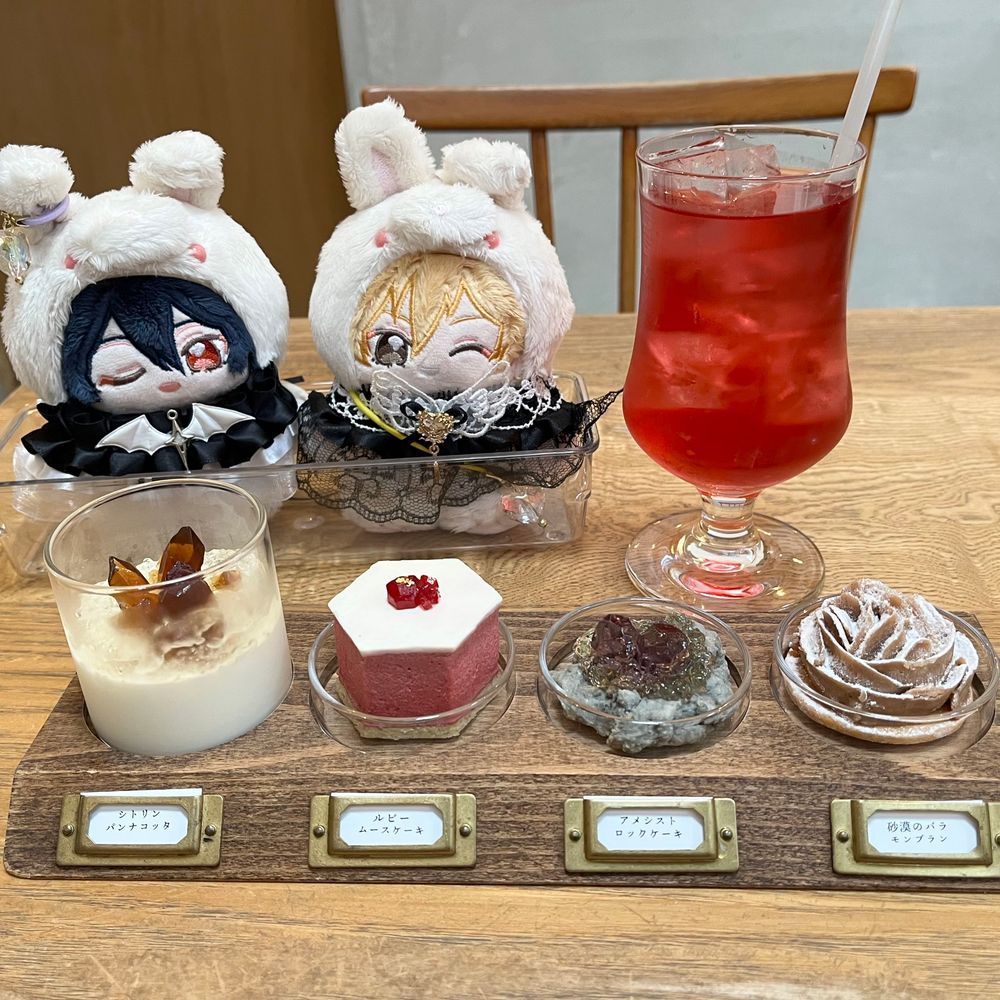 ウサギノネドコ🐰
🍅ぬい主の嬢ちゃんが前々から気になっていたというお店に行ってきたぞい
🥞お店の名前からして俺たちにぴったりじゃない?
🍅うむ、鉱物標本のようなスイーツということでなかなか趣きがあって良いのう
🥞あはは、今度乱くんに教えてあげよう♪