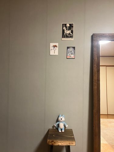 リビングの壁紙も貼ったよ〜