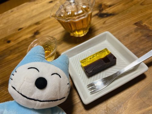 お友達から貰ったとらやのブランデー羊羹だよ〜