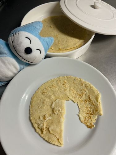 トルティーヤの生地を作ってて早く食べたすぎて生地を寝かさずすぐにプレスしたら纏まりが甘くてこうなったよ〜反省を次回に活かすよ〜😙