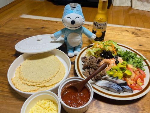 コロナビールにタコスの夏終わらないで定食だよ〜

ねこの方はもうエアコン不要になっちゃったよ…雪かきが…目の前…