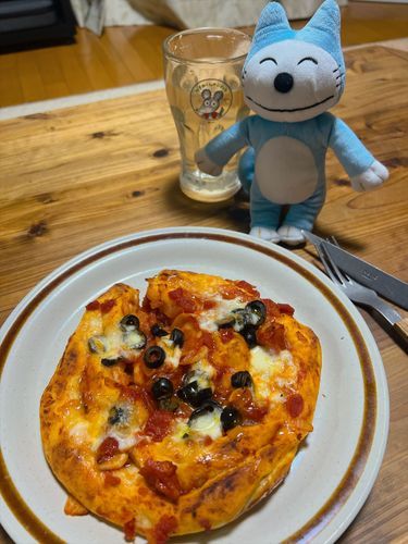 久々にピザを作ったよ〜
焼く前の生地をクッキングシートに移すのを失敗しちゃったけど、焼いたらなんとかなったよ〜😙
