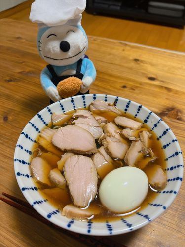 チャーシュー麺……チャーシュー12倍！？！？

キングオブコントでヤッホイさんのコントを見てからずっと頭から離れなくて、チャーシュー麺を作っちゃったよ〜🍜チャーシュー12倍は乗せられなかったけど、500g肉塊を低温調理したからしばらく楽しめるよ〜☺️