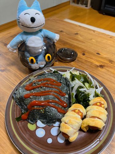 ハロウィンごはんにマミィドッグを作ったよ〜🎃
オムライスのたまごはどこのご家庭にもある黒の食紅を使ったよ〜