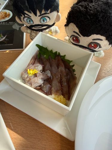 富山でほたるいかを食べてきたよ

(`∂෴∂)「新鮮で美味しいね」
ミ ò෴óﾐ「ほたるいかの刺身はここでしか食べられないもんな」