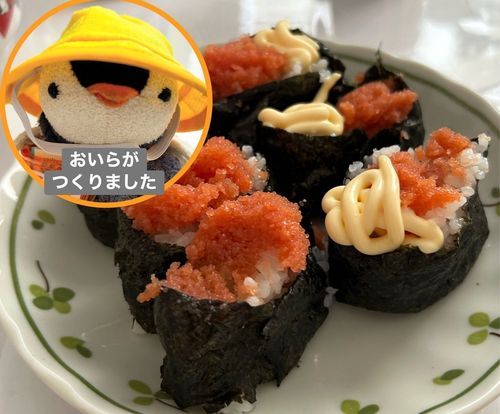 たらこ寿司食べたいっていうからいっしょけんめつくったけど、おいらの手のホコリがついていたみたいです。